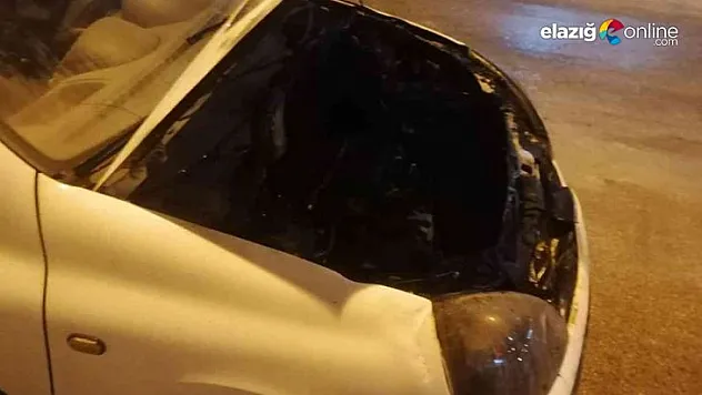 Seyir halindeki otomobil yanarak kullanılamaz hale geldi