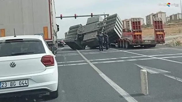 Seyir halindeki trafo yüklü tır yan yattı! Kazada sürücü hafif yaralandı