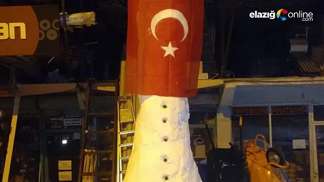 Sezonun dev kardan adamı Elazığ'da: Yaklaşık 4 metre uzunluğunda