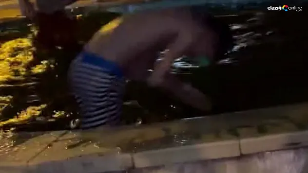 Elazığ'da Bunaltıcı Sıcakta Çocuklar Süs Havuzunda Serinledi!