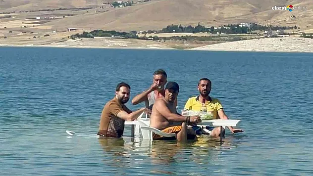 Pertek Kalesi manzarası eşliğinde keyif yapan ve serinleyen gurubu görenler şaşırdı