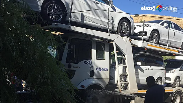 Sıfır araç taşıyan tır, freni boşalınca otoparka daldı