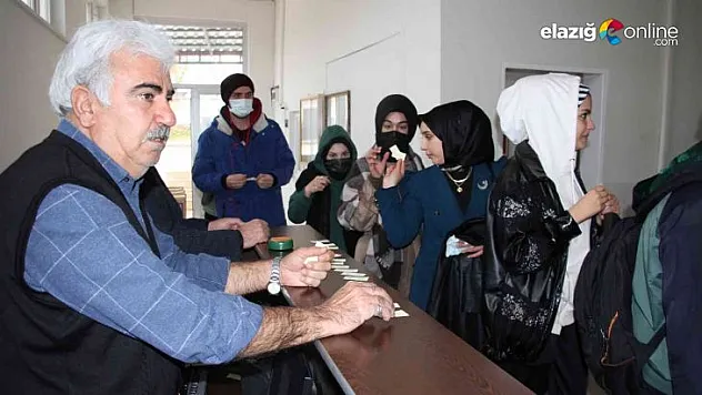 Sigarayı bıraktı topladığı parayla bin öğrenciye yemek fişi dağıttı