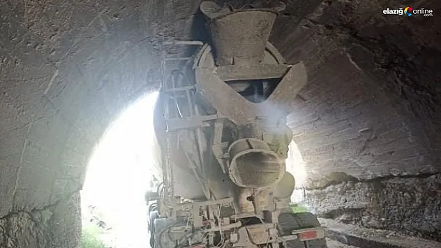 Elazığ'da beton mikseri köprüye sıkıştı!