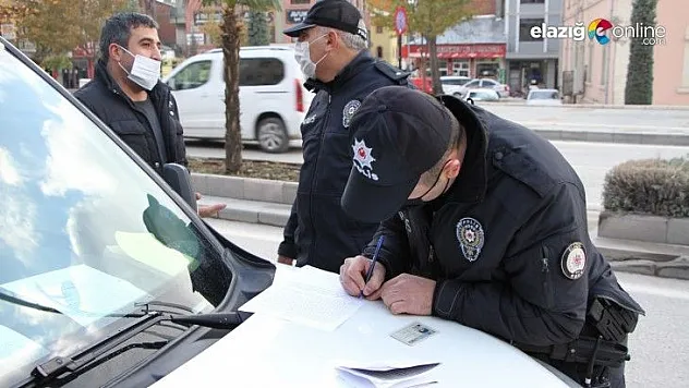Sokağa çıkma kısıtlamasına uymayanlar polise yakalandı