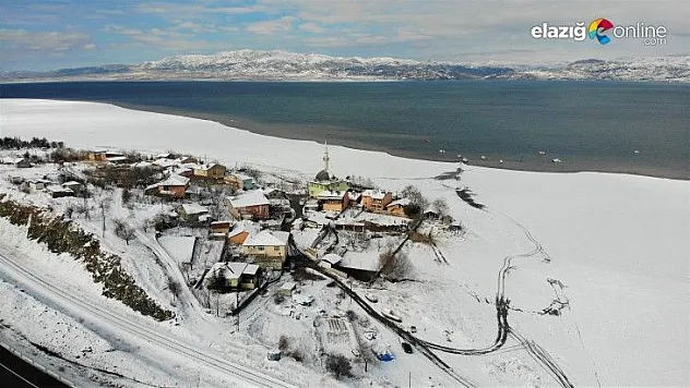 Suların çekildiği şirin köy karla eşsiz manzaraya büründü