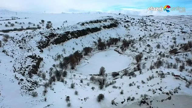 Sülüklü gölün buz tutması kartpostallık görüntü oluşturdu