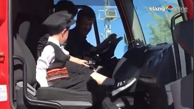 Sünnet olan iki kardeşe, itfaiye ekiplerinden sürpriz