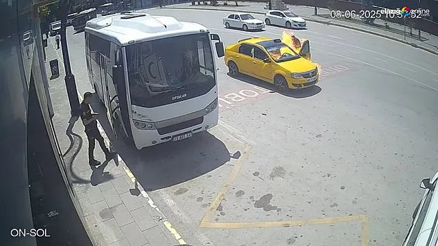 Taksici Çakmağı Çaktı, Otomobil Bir Anda Alev Aldı: İşte O Anların Kamera Görüntüsü!