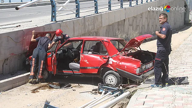 Sürücüsünün direksiyon hakimiyetini kaybettiği otomobil üst geçitten aşağı uçtu