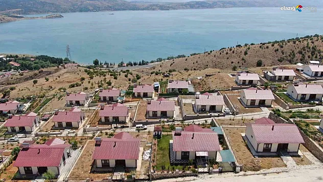 Deprem sonrası Elazığ'da yeni bir yaşam: Göl manzaralı çelik konstrüksiyonlu evler