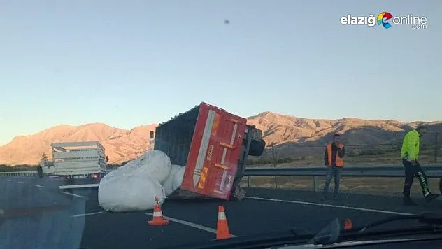 Tekeri yerinden çıkan küspe yüklü römork yan yattı