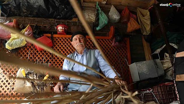 Elazığlı Septin Usta, Unutulmaya Yüz Tutmuş Semerciliği Geleceğe Taşıyor!