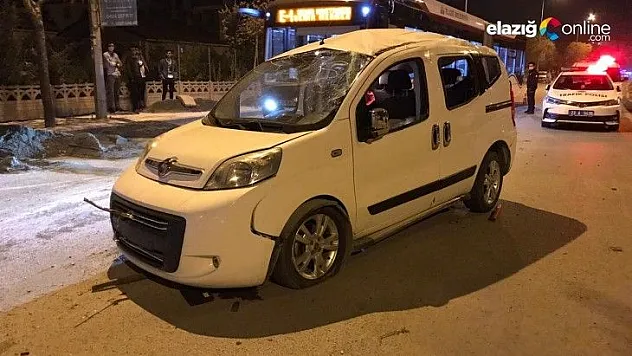 Ticari araç karşı şeride geçti otomobile çarptı: 4 yaralı