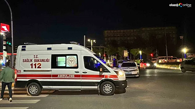 Çayda Çıra Kavşağı'nda kaza! Tır ile otomobil çarpıştı