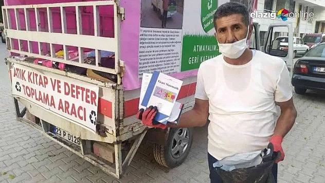 Torununun teşviki ile sokak sokak gezerek atık kitap topluyor