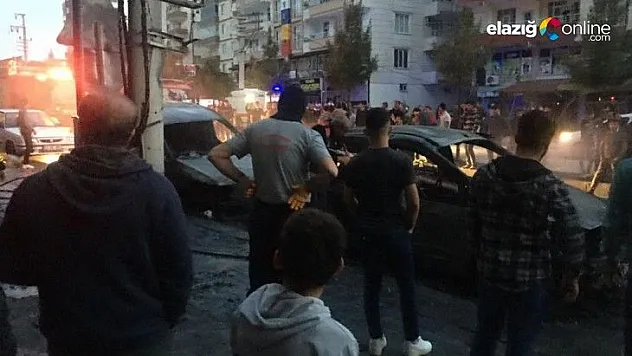 Trafo bomba gibi patladı, 3 araç alevlere teslim oldu