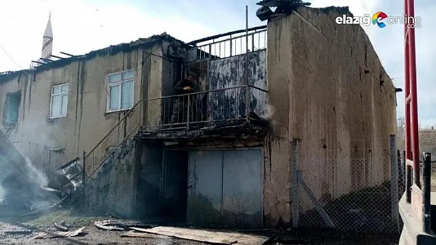 Çemişgezek'te 2 katlı kerpiç ev yandı