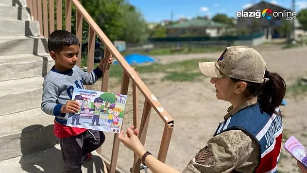 Tunceli'de jandarma ekipleri, köyde yaşayan vatandaşlara KADES'i anlattı
