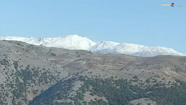 Tunceli'de Kırklar Dağı'na mevsimin ilk karı düştü