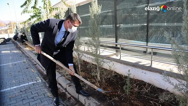 Tunceli'de şehit öğretmenler için fidanlar toprakla buluştu