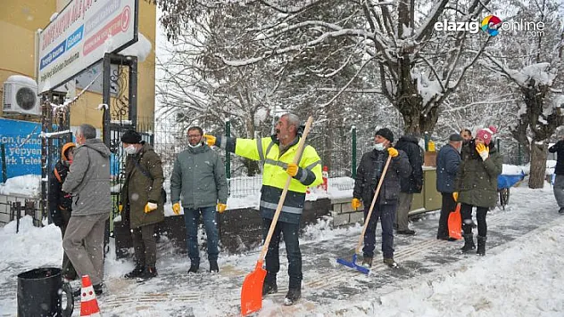 Tunceli'de vatandaşlar imece usulüyle cadde ve sokaklarda kar temizledi