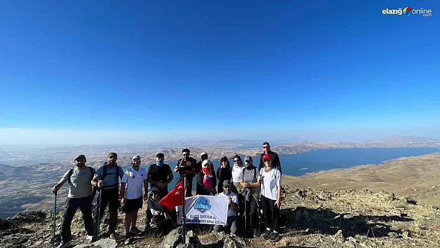 Elazığ'da 30 Ağustos'a Özel Etkinlik: Türk Bayrağı Zirvede Göndere Çekildi!