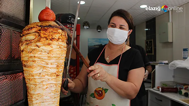 Türkmen gelin döner kesip, Elazığ'a özgü salçalı köfte yapıyor