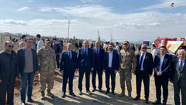 Elazığ'da Geleceğe Nefes! Vali Hatipoğlu Miniklerle Fidan Dikti!