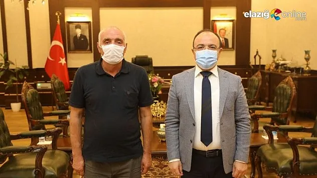 Vali istedi muhtar sigarayı bırakmak için söz verdi