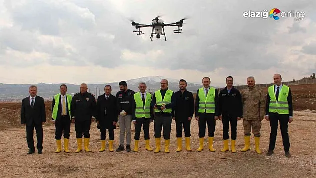 Vali Ömer Toraman, lavanta bahçesini dron ile ilaçladı