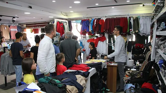 Vatandaş sıraya girdi, esnafın yüzü güldü! Elazığ'da okul öncesi alışveriş yoğunluğu