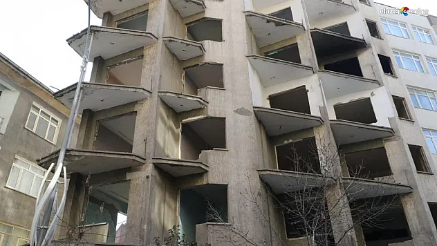 Vatandaşlar tepkili! 'Elazığ'daki binalar durdukları yerde deprem gördükçe iyileşiyor galiba'
