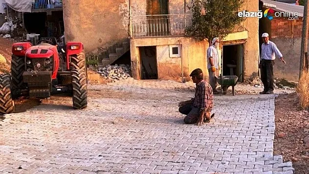 Vatandaşların yardımı ile imece usulü kilitli parke taşı döşendi