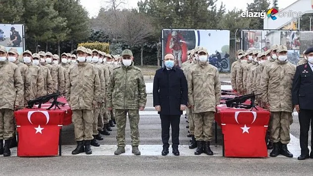 Vatani görevini yapan acemi erler, düzenlenen törenle yemin etti