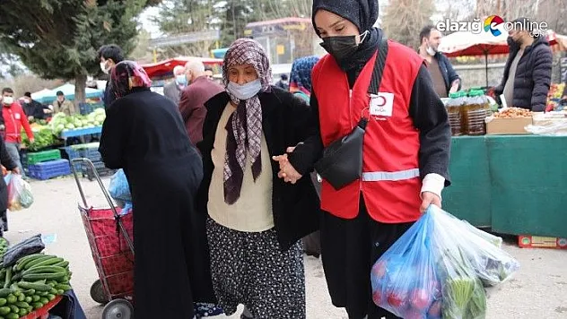 Vefalı gençler, pazara gitti yaşlılara yardım etti