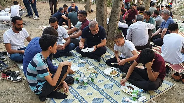 Vekil Bulut Palu'da gençlerle bir araya geldi