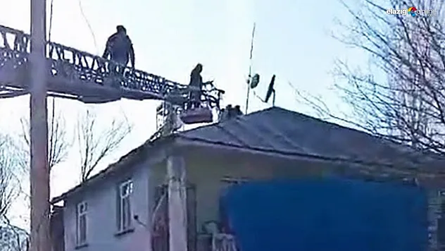 Yangına Müdahale Ederken Talihsiz Kaza! İtfaiye Eri Çatıda Düşerek Yaralandı