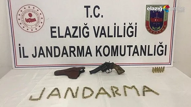 Yapılan aramada 38 kalibrelik toplu tabanca ile 65 adet mermi yakalandı