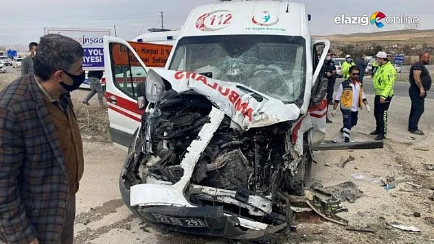 Yaralıları taşıyan ambulans, beton mikserine çarptı!