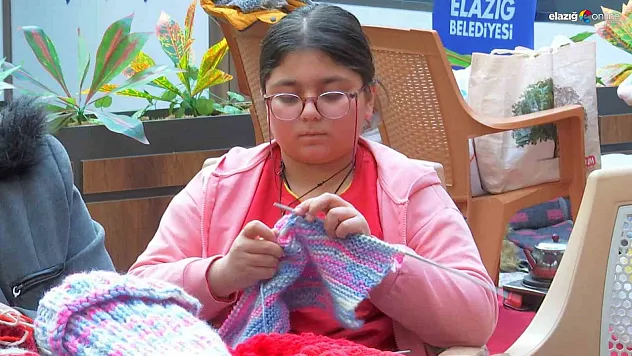 Yaşı küçük ama gönlü büyük, kendisi gibi depremzede çocuklar için bere ve atkı örüyor