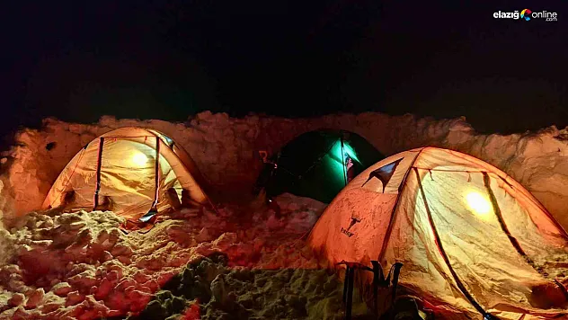 Zirvedeki bayrak buzdan heykele döndü