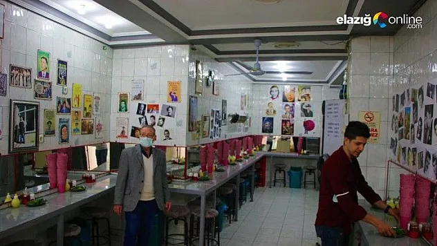 İş yerini Yeşilçam oyuncularının posterleri ile donattı