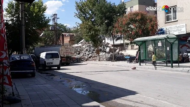 Yıkım esnasında kepçe yıkılan binanın altında kaldı