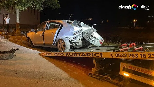 Ağaçlara çarparak durabilen otomobil hurdaya döndü