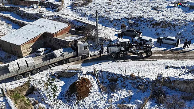 Yolda mahsur kalan tırın imdadına İl Özel İdaresi ekipleri yetişti