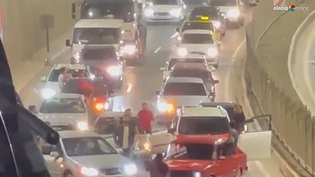 Yolu kapatıp asker eğlencesi yaptılar!