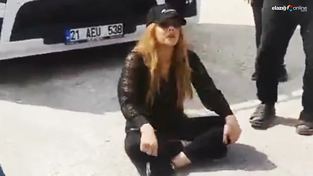 Yolu yapılmayan kadın Muhtar'dan oturma eylemi!