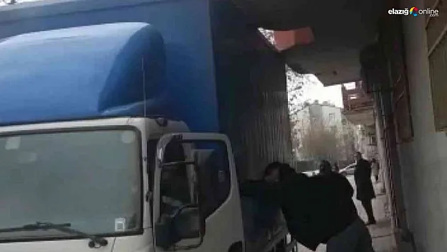 Yüksekliği hesaplayamadı, kamyoneti balkon duvarına sıkıştırdı