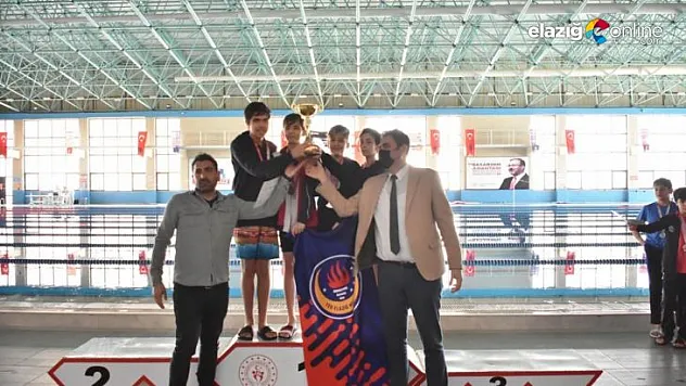 Yüzme yarışları 3 takım 30 sporcunun katılımıyla sona erdi